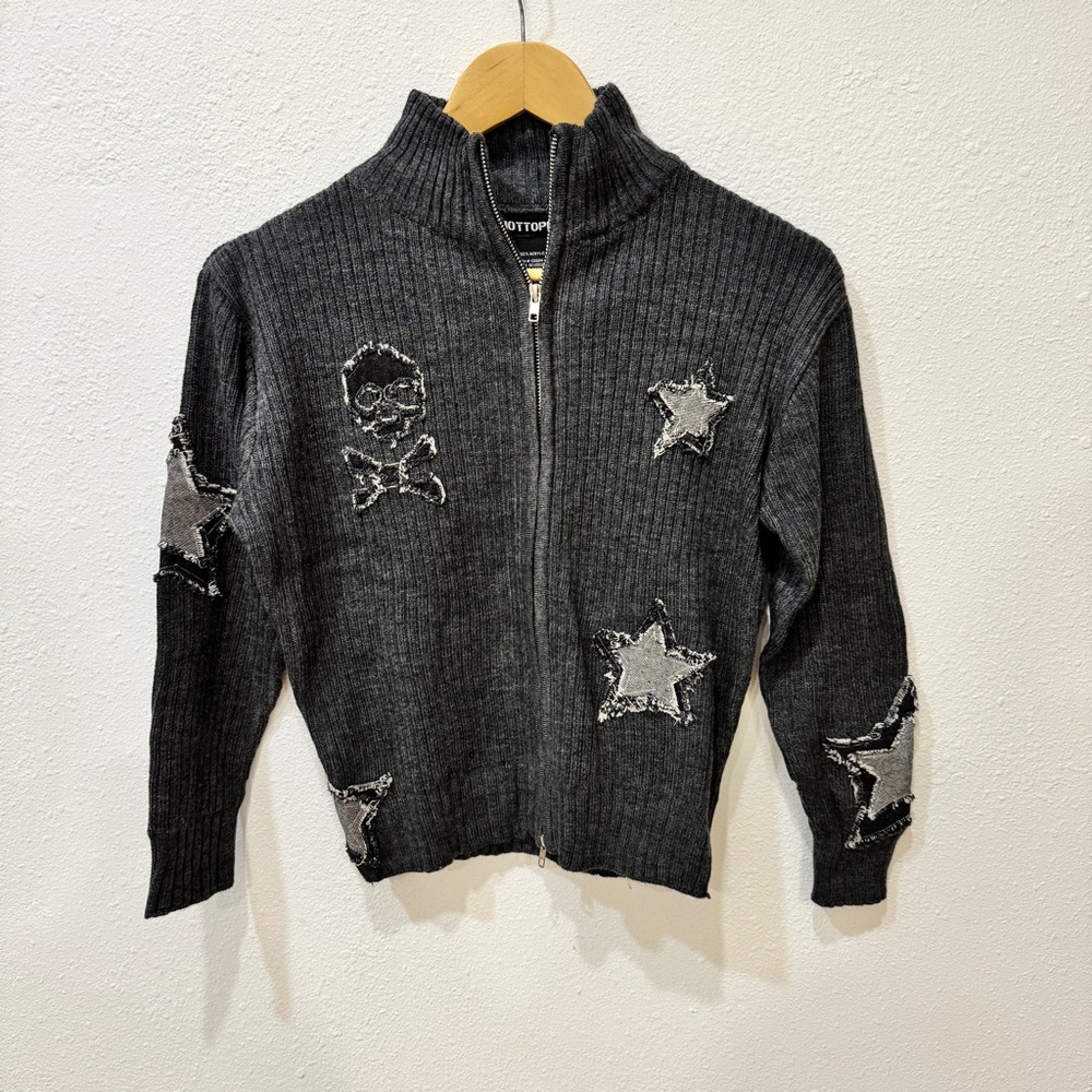 HOT TOPIC Star & Skull Patches Grey Knit Jacket - Picture 2 of 7